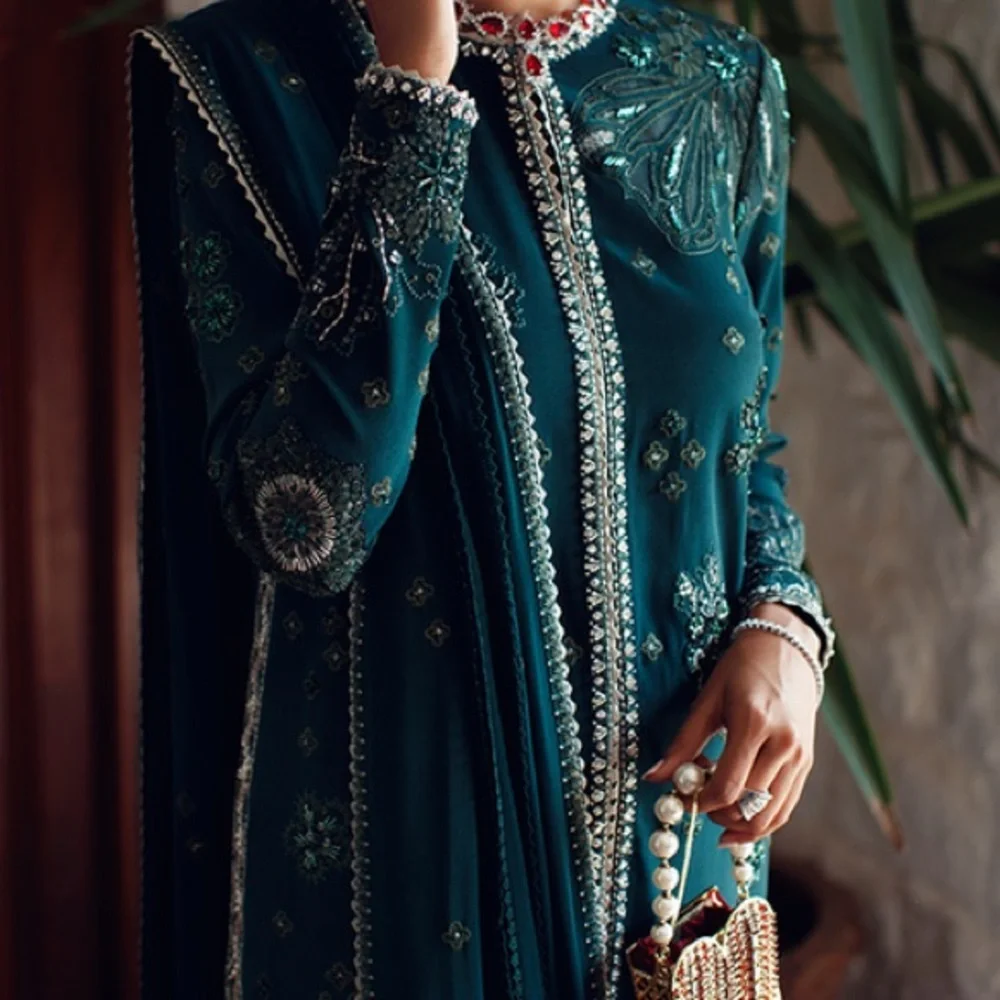 Pakistani dress DARK GREEN EMBROIDERED GRIP SILK. Worn once for 1 hour. - Picture 3 of 4